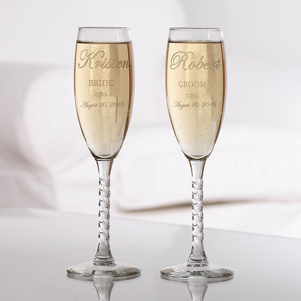 7095   The Bride & Groom Personalized Flute Set   Close Up